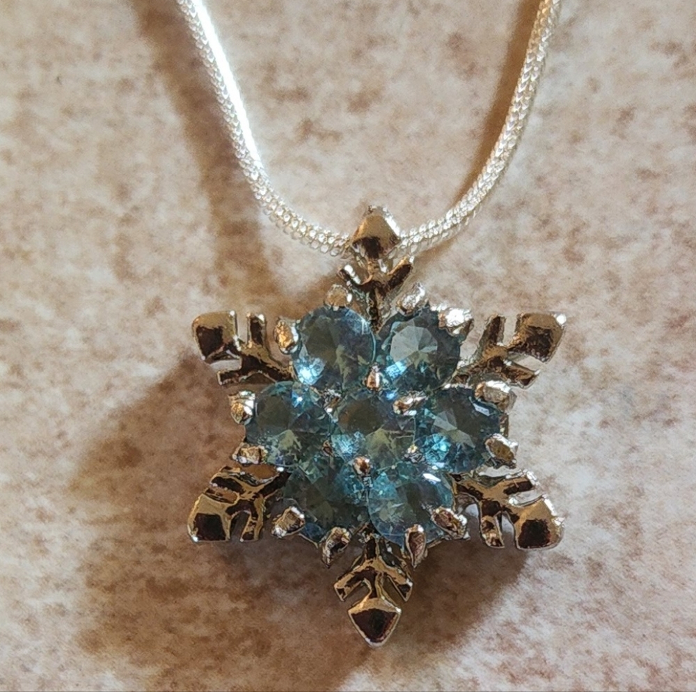 New aquamarine color snowflake 925 stamped 20" Plated necklace